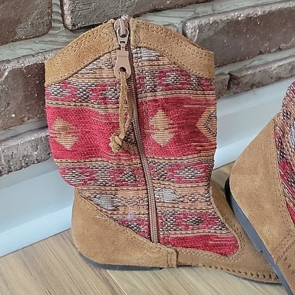 Minnetonka Booties Size 8 - Picture 3 of 11